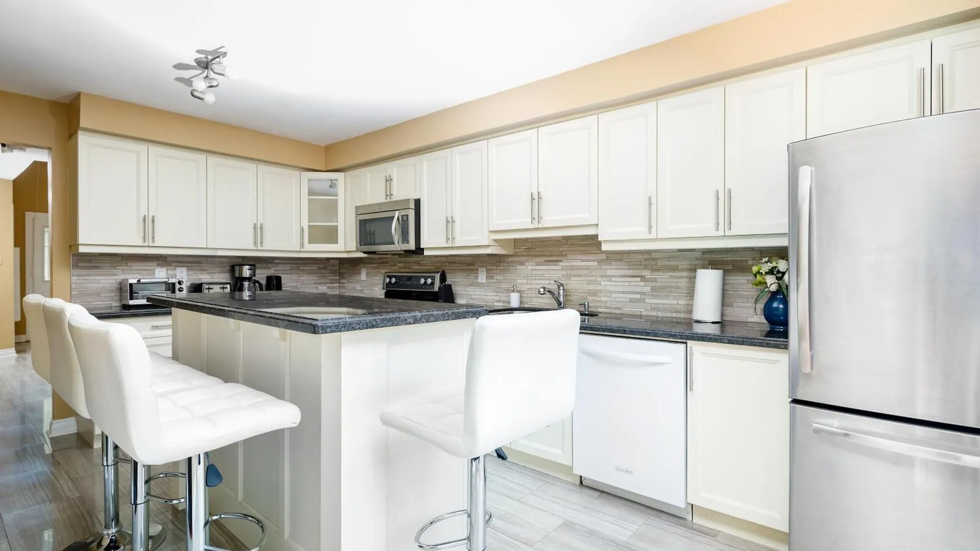 Spacious Large 4 Bedroom House - Upper 2 Floors! Mississauga Canada