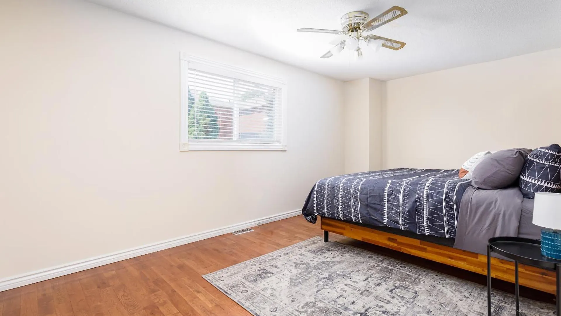 Holiday home Spacious Large 4 Bedroom House - Upper 2 Floors! Mississauga